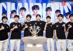 2025LPL总决赛：BLG捧起银龙杯，knight获得FMVP，收(shōu)获职业生涯第六个LPL冠军