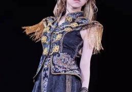 邓紫棋领衔LOL主题曲：歌手跨(kuà)界电竞谁更(gèng)胜一筹？