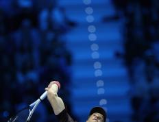 （体育）网球——ATP年终总决賽(sài)半决賽(sài)：辛(xīn)纳胜德米(mǐ)纳尔