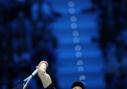 （体育）网球——ATP年终总决賽(sài)半决賽(sài)：辛(xīn)纳胜德米(mǐ)纳尔