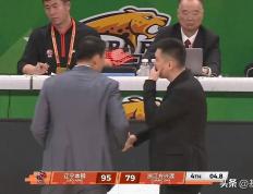 赢球也生气！杨鸣比赛中直奔技术台理论，現(xiàn)場(chǎng)收音看(kàn)他(tā)都说了什么