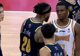 CBA新赛季(jì)大黑马签约巨星(xīng)，引发总決(jué)赛争议！