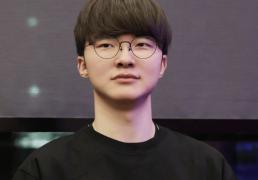 LOL比赛暂停長(zhǎng)達(dá)3小时，选手打(dǎ)开直播看比赛，被官方禁赛处罚