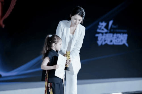 这！就(jiù)是超模全球总决赛 全球人气季军—嘉思敏！