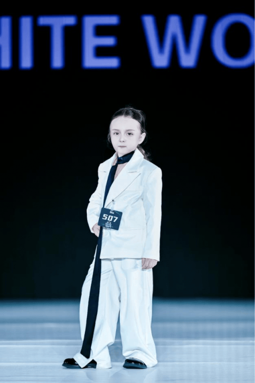 这！就(jiù)是超模全球总决赛 全球人气季军—嘉思敏！