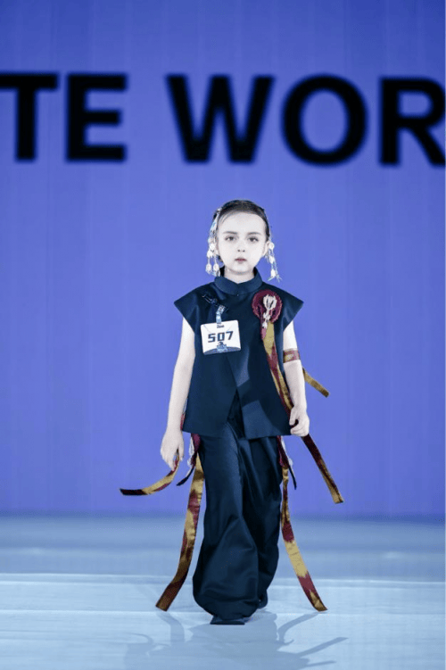 这！就(jiù)是超模全球总决赛 全球人气季军—嘉思敏！