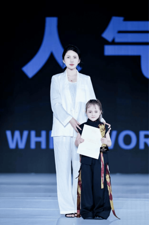 这！就(jiù)是超模全球总决赛 全球人气季军—嘉思敏！