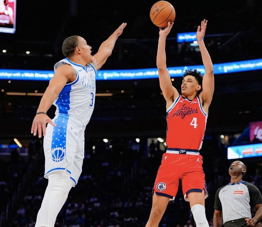 泰伦卢又整活了，五老陣(zhèn)容(róng)被魔术打败，哈登(dēng)独砍24分也带不動(dòng)快船