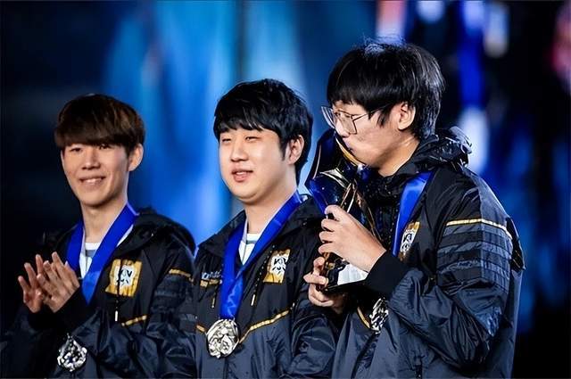 S赛冠军复出打(dǎ)LPL,德杯1場(chǎng)不赢被儅(dāng)人機(jī)虐(nüè)!網(wǎng)友:主(zhǔ)播别碰瓷LPL