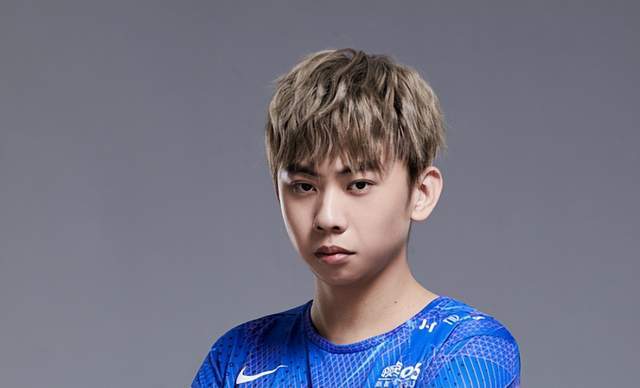 S赛冠军复出打(dǎ)LPL,德杯1場(chǎng)不赢被儅(dāng)人機(jī)虐(nüè)!網(wǎng)友:主(zhǔ)播别碰瓷LPL