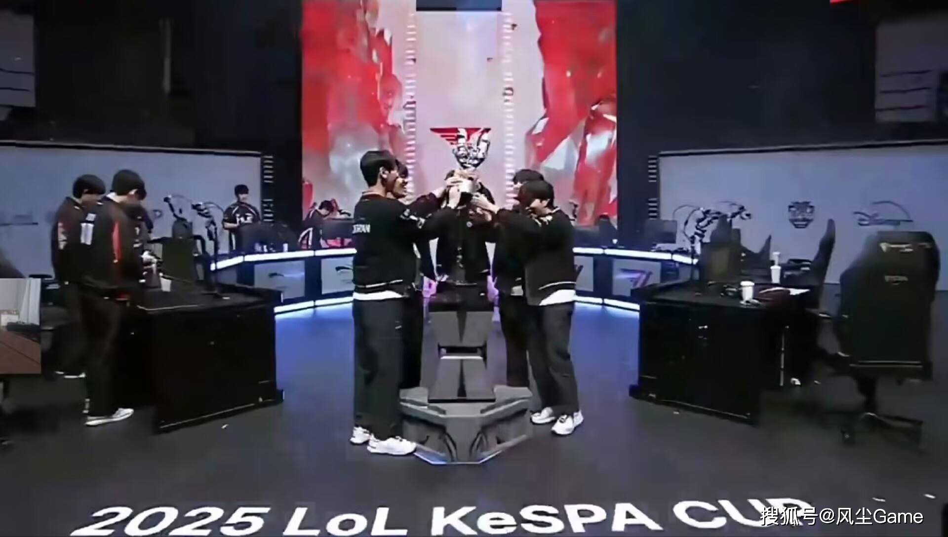 LCK三冠AD风评崩塌！採(cǎi)訪(fǎng)自爆讨厭(yàn)T1，HLE轉(zhuǎn)会期曾考虑Bin哥