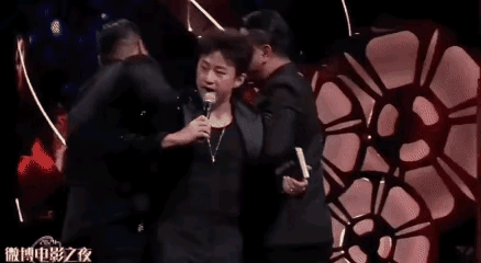 笑料百出，邓超微博电影之夜(yè)疯狂玩梗话太多被黑衣人架(jià)走