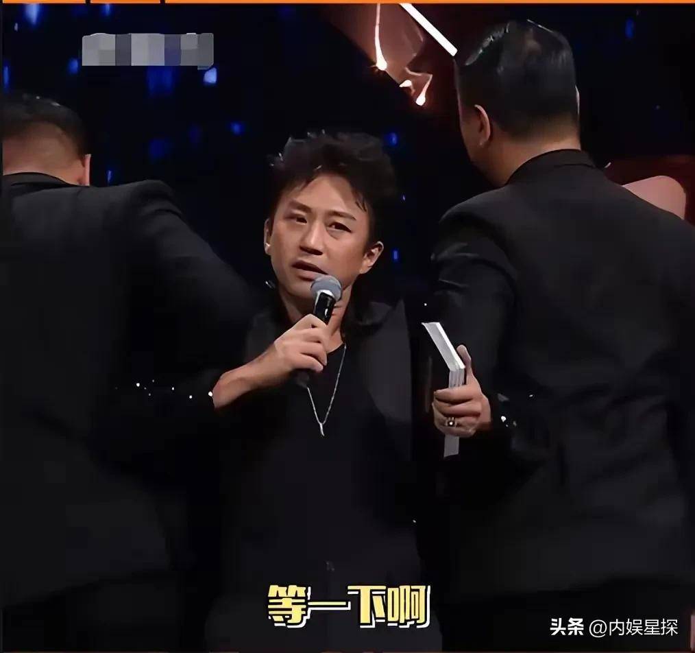 笑料百出，邓超微博电影之夜(yè)疯狂玩梗话太多被黑衣人架(jià)走