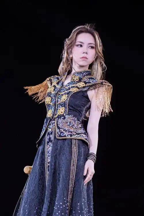 邓紫棋领衔LOL主题曲：歌手跨(kuà)界电竞谁更(gèng)胜一筹？