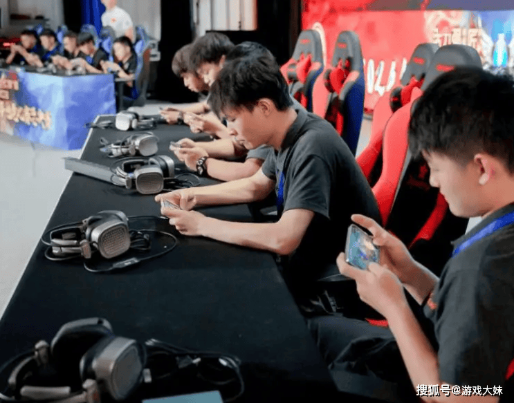 2025年中国电竞报告公佈(bù),LOL热度持续下滑,但整(zhěng)体数据還(hái)是上升