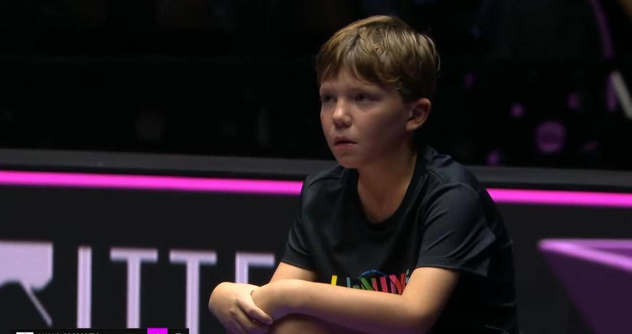 突发!早田希娜忽然暂停比赛,手(shǒu)指球童抗议