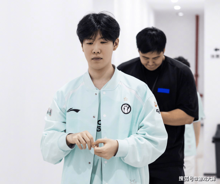 炫神因(yīn)骂theshy被处罚，如今认慫(sǒng)，公开道歉希望拿回二路解说权