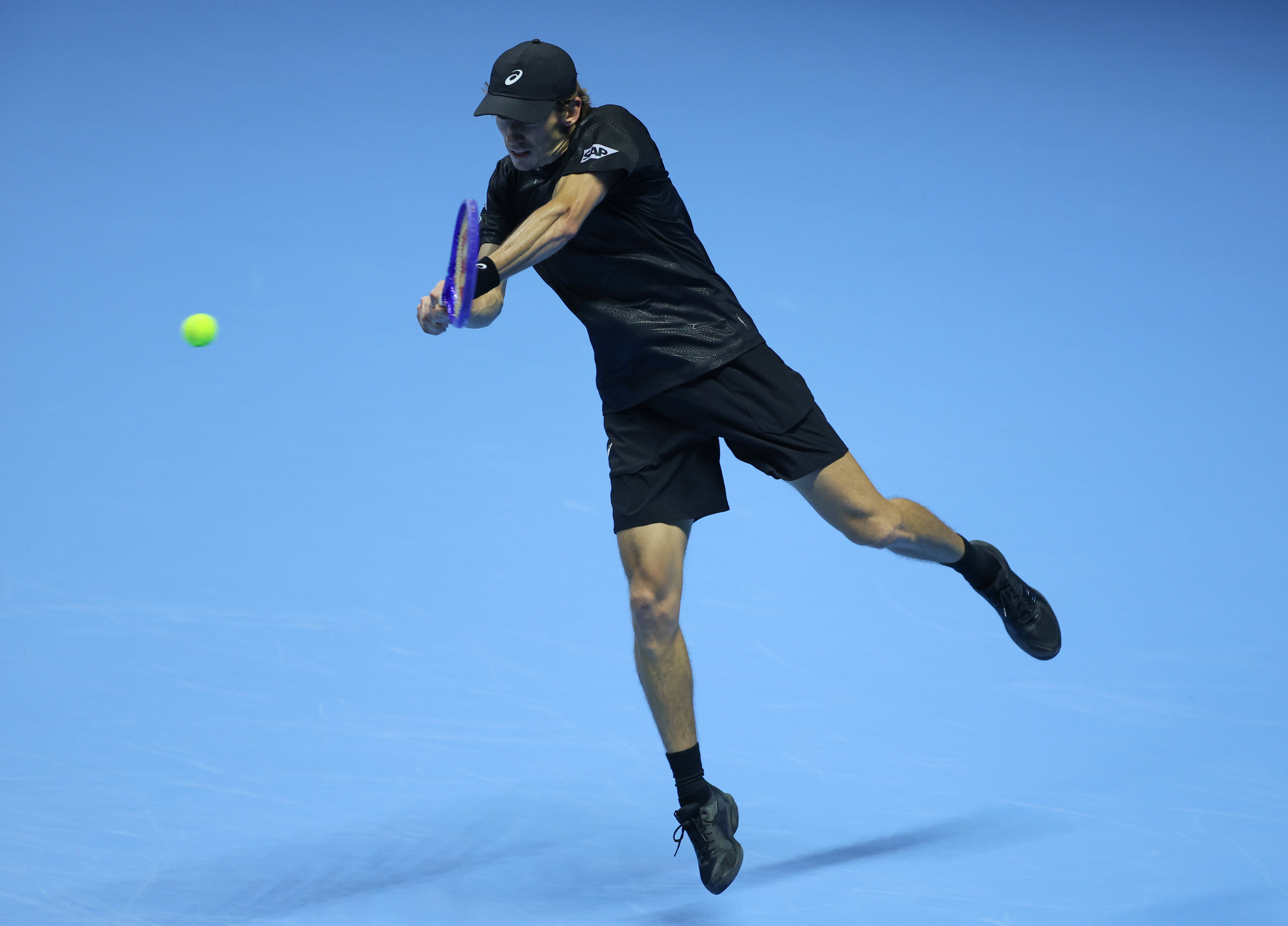 （体育）网球——ATP年终总决賽(sài)半决賽(sài)：辛(xīn)纳胜德米(mǐ)纳尔