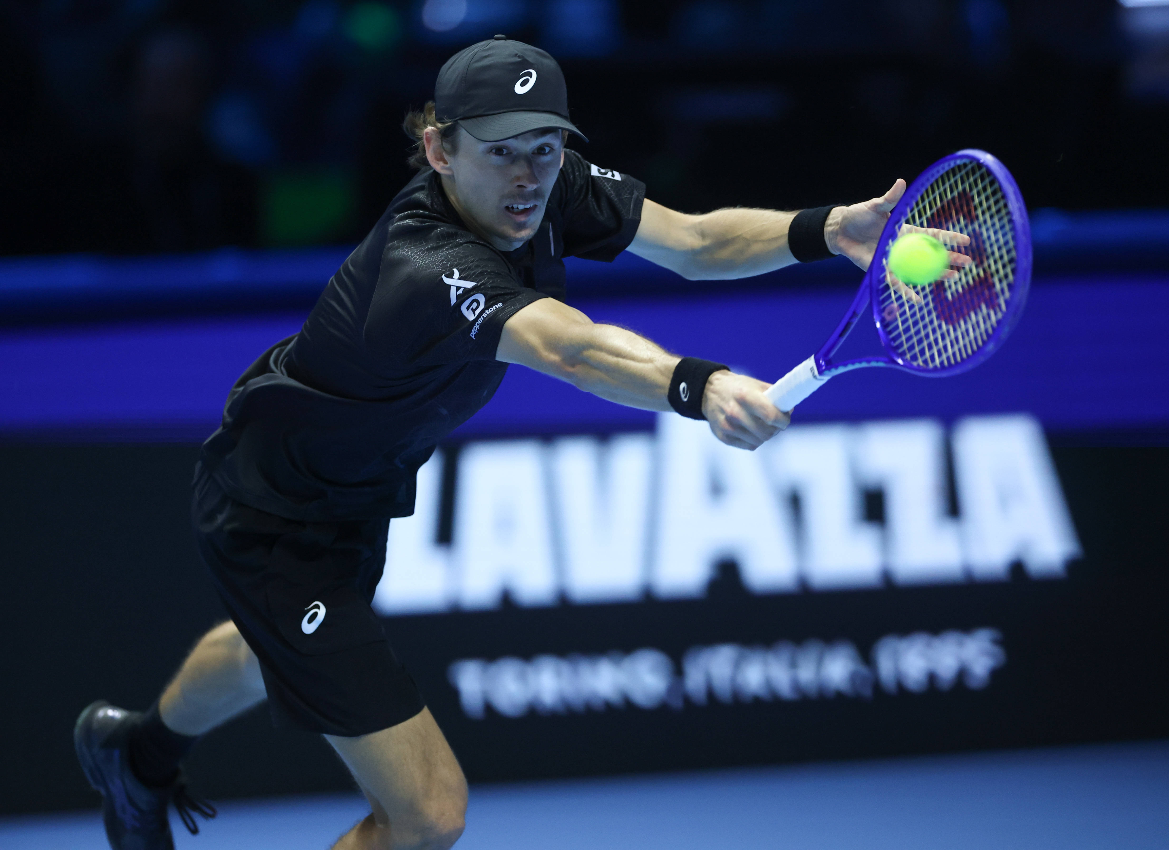 （体育）网球——ATP年终总决賽(sài)半决賽(sài)：辛(xīn)纳胜德米(mǐ)纳尔