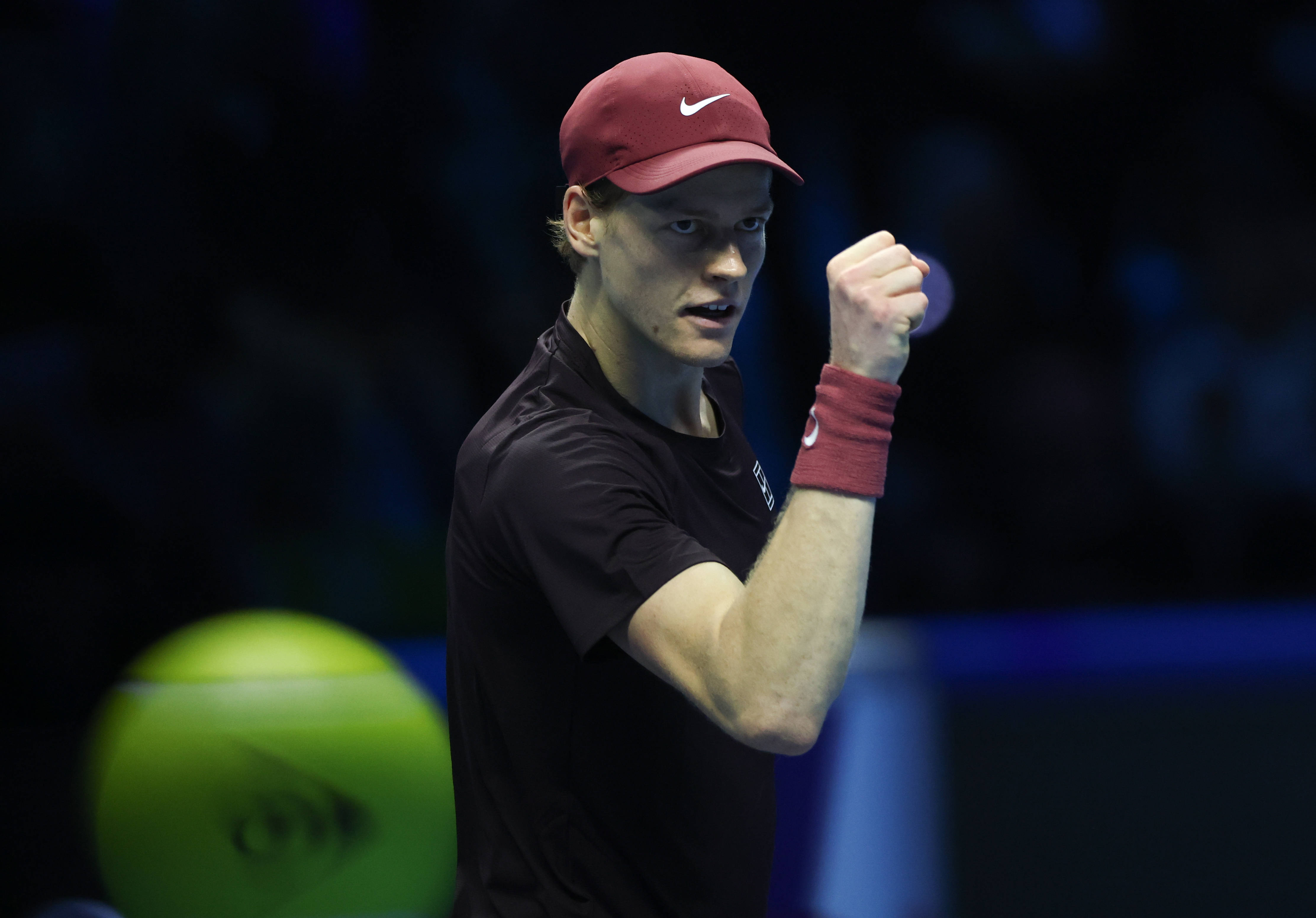 （体育）网球——ATP年终总决賽(sài)半决賽(sài)：辛(xīn)纳胜德米(mǐ)纳尔