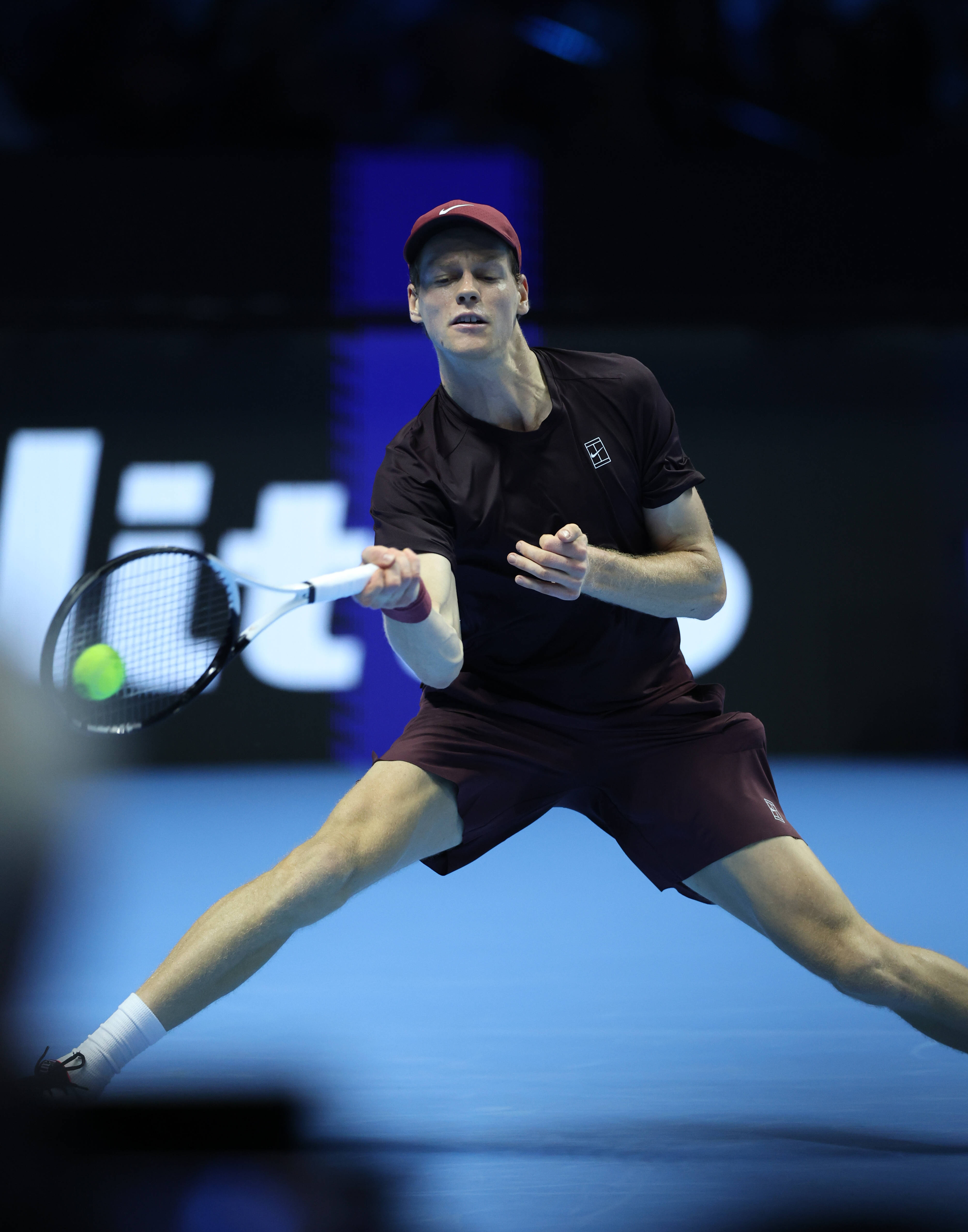 （体育）网球——ATP年终总决賽(sài)半决賽(sài)：辛(xīn)纳胜德米(mǐ)纳尔