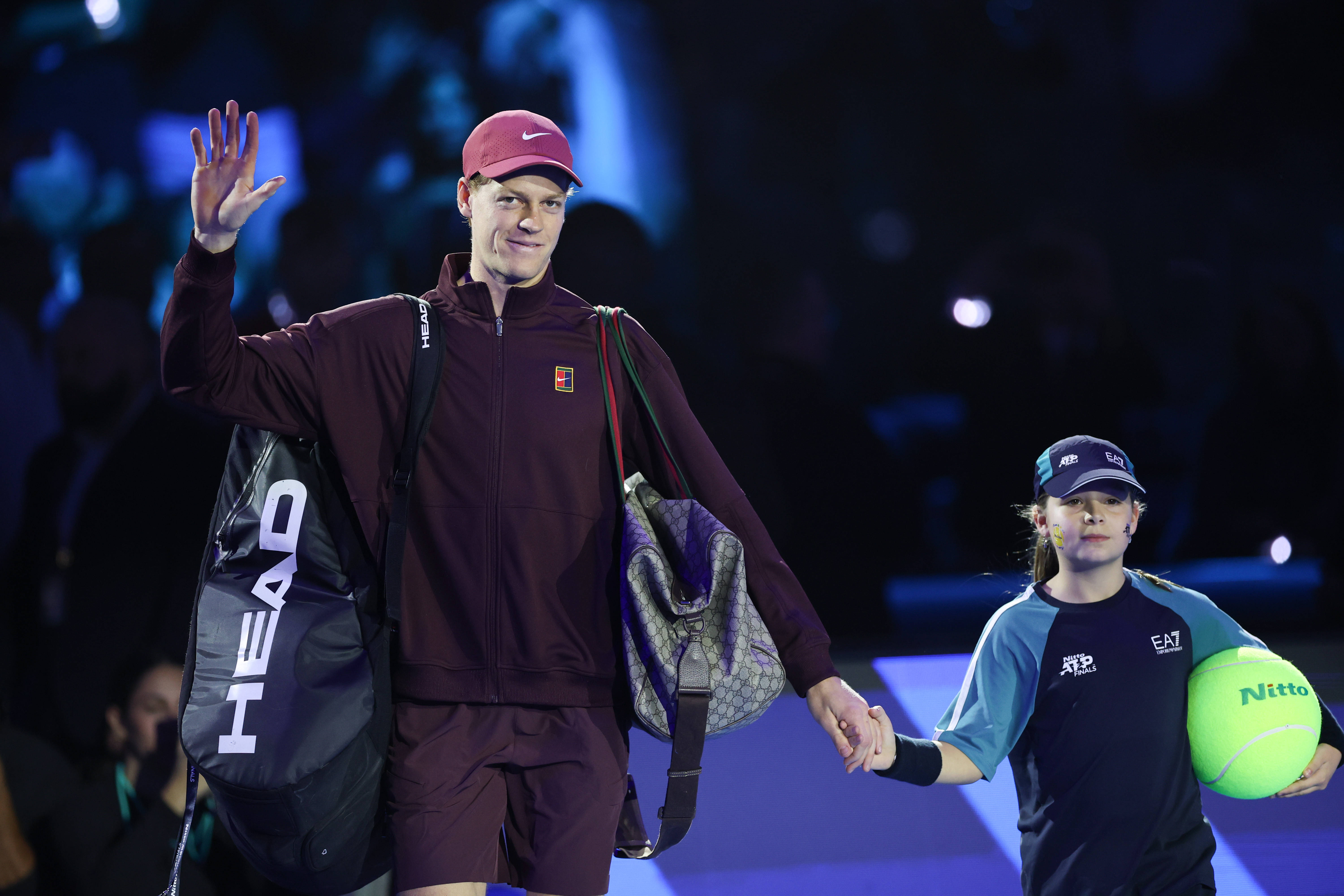 （体育）网球——ATP年终总决賽(sài)半决賽(sài)：辛(xīn)纳胜德米(mǐ)纳尔