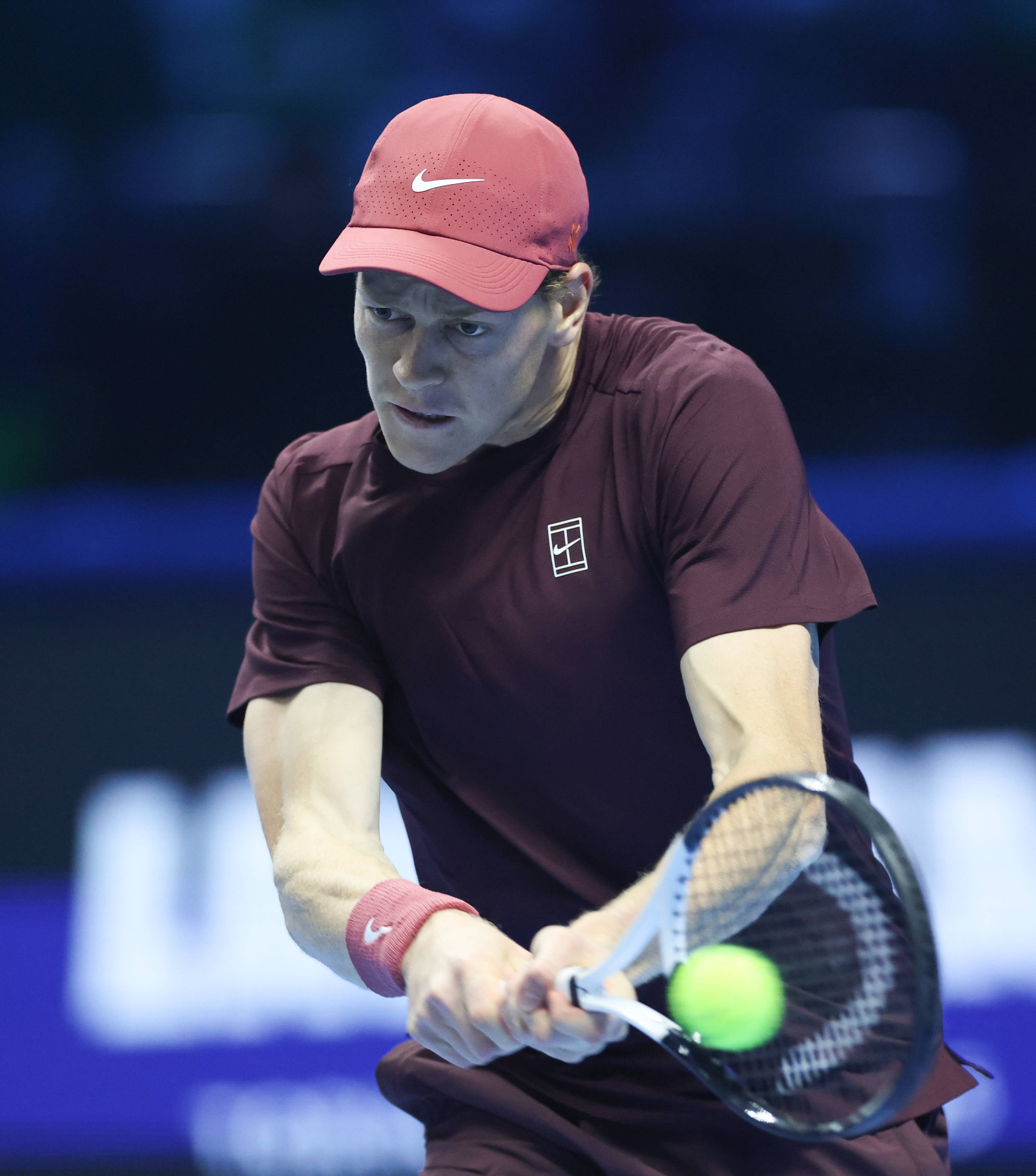 （体育）网球——ATP年终总决賽(sài)半决賽(sài)：辛(xīn)纳胜德米(mǐ)纳尔