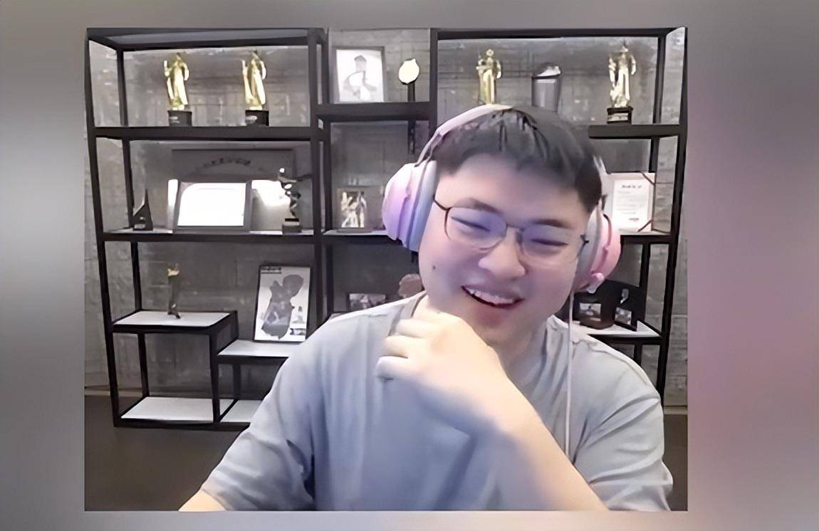 Uzi女友(yǒu)晒家中(zhōng)电脑，遭(zāo)嘲讽配置差！網(wǎng)友(yǒu)：能玩到(dào)LOL关服