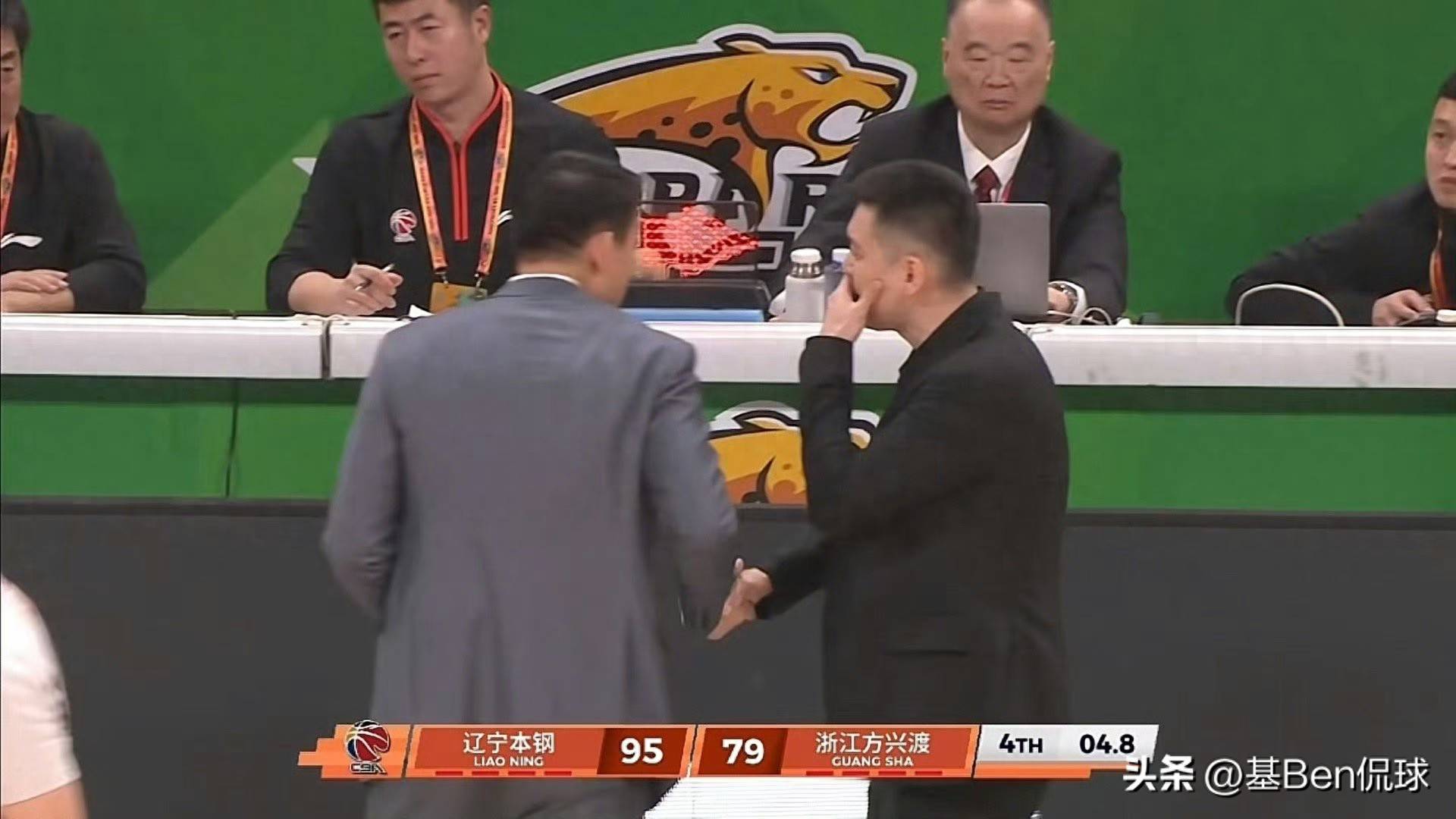 赢球也生气！杨鸣比赛中直奔技术台理论，現(xiàn)場(chǎng)收音看(kàn)他(tā)都说了什么