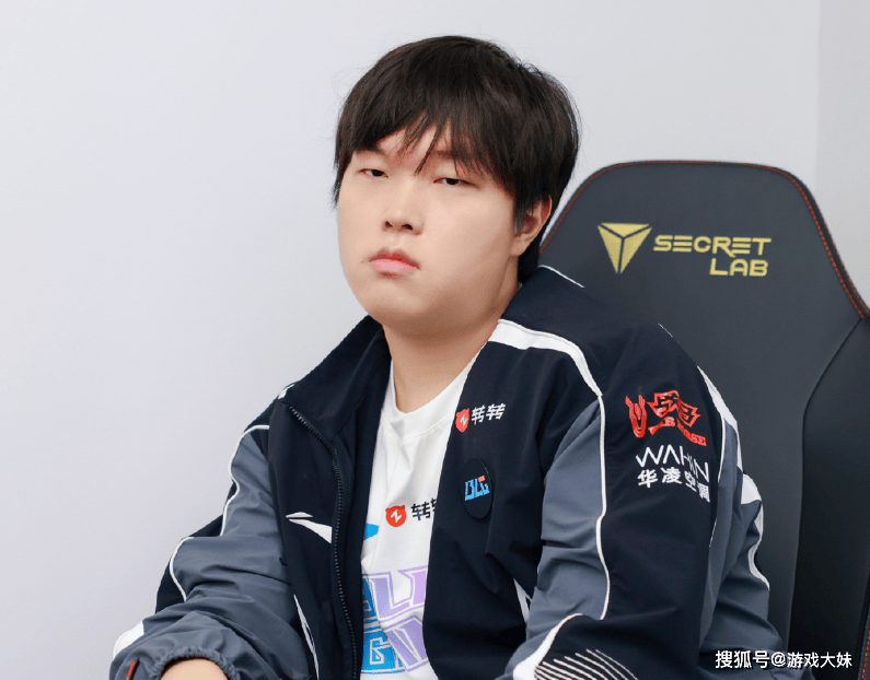 Bin双眼皮引起热议,骆歆見(jiàn)到(dào)本(běn)人后评价,多了(le)一股魅劲