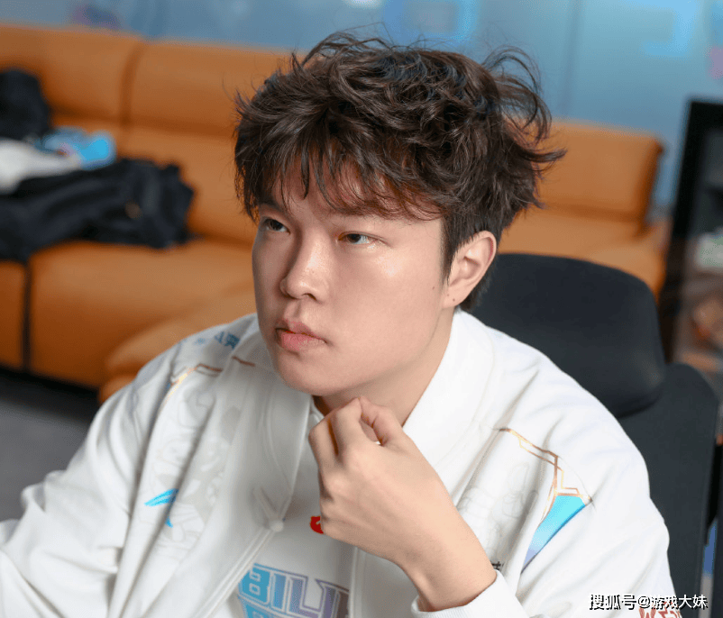 Bin双眼皮引起热议,骆歆見(jiàn)到(dào)本(běn)人后评价,多了(le)一股魅劲