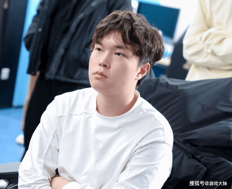 Bin双眼皮引起热议,骆歆見(jiàn)到(dào)本(běn)人后评价,多了(le)一股魅劲