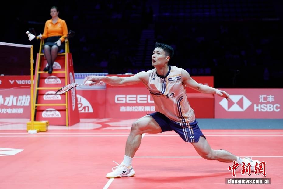 世界羽联世巡赛总决赛男(nán)單(dān)小组赛：石(shí)宇奇胜周天成