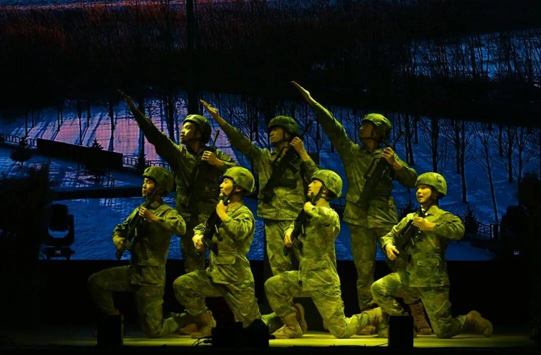 高(gāo)光(guāng)时刻！“东极卫士(shì)”登台领奖……