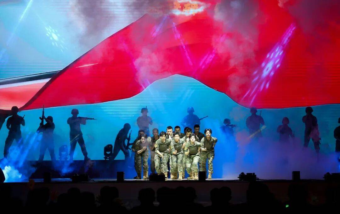 高(gāo)光(guāng)时刻！“东极卫士(shì)”登台领奖……