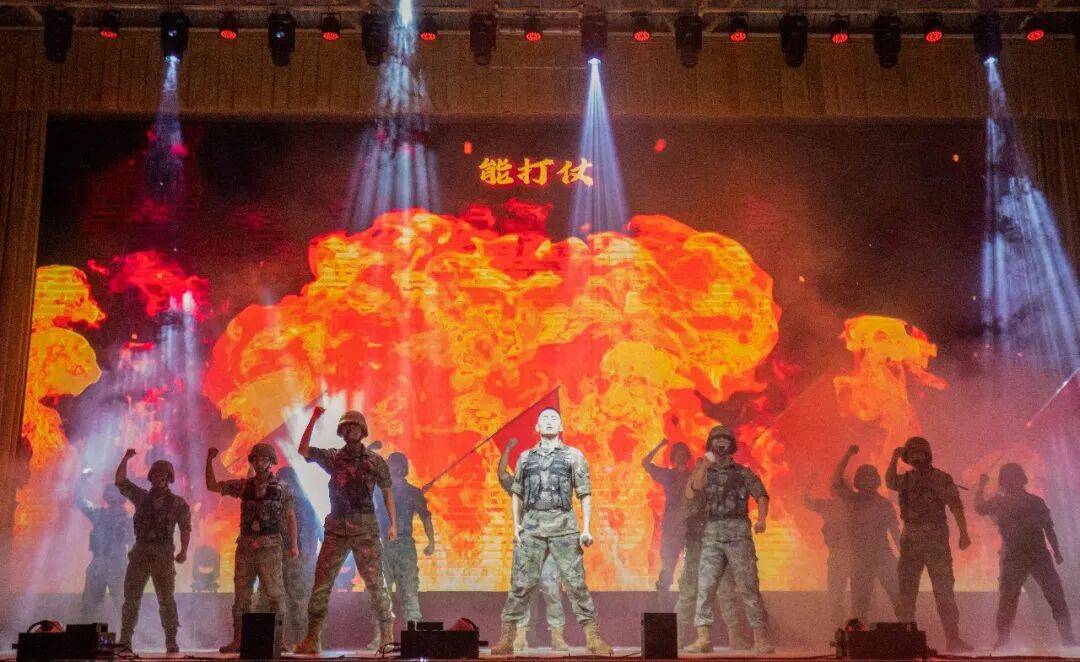 高(gāo)光(guāng)时刻！“东极卫士(shì)”登台领奖……