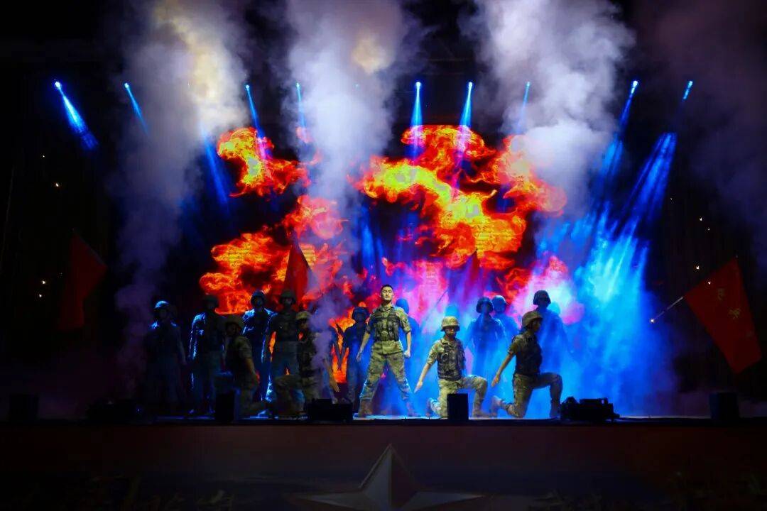 高(gāo)光(guāng)时刻！“东极卫士(shì)”登台领奖……