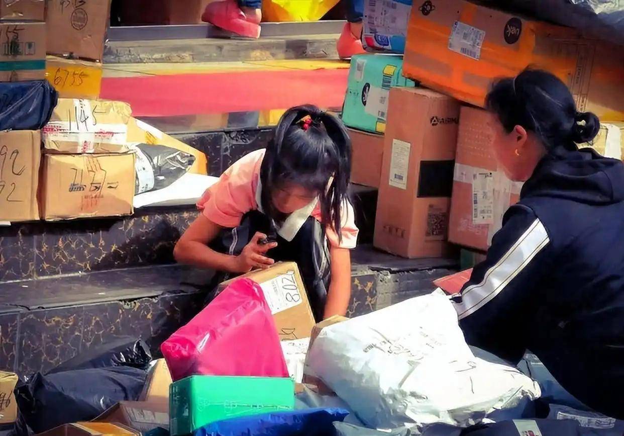 20岁姑娘把(bǎ)家偷成仓库?偷快递谋生(shēng)的背后,藏(cáng)着更扎心的现实