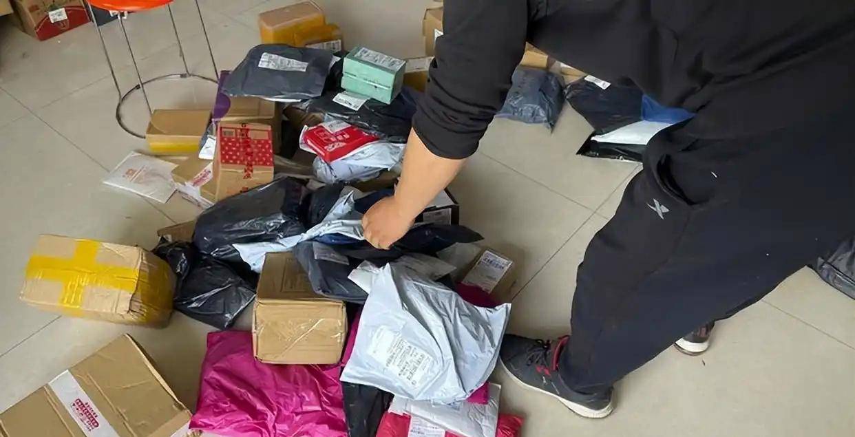 20岁姑娘把(bǎ)家偷成仓库?偷快递谋生(shēng)的背后,藏(cáng)着更扎心的现实