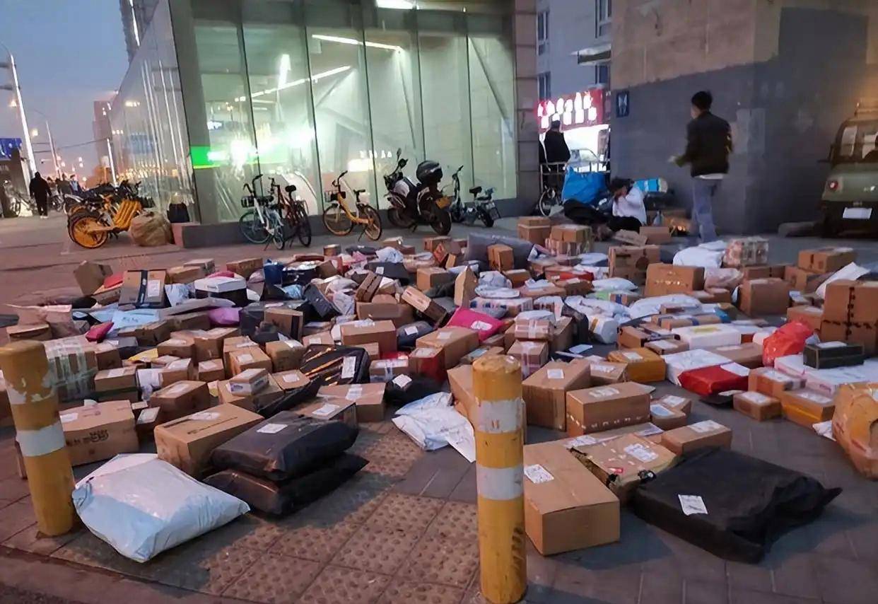 20岁姑娘把(bǎ)家偷成仓库?偷快递谋生(shēng)的背后,藏(cáng)着更扎心的现实