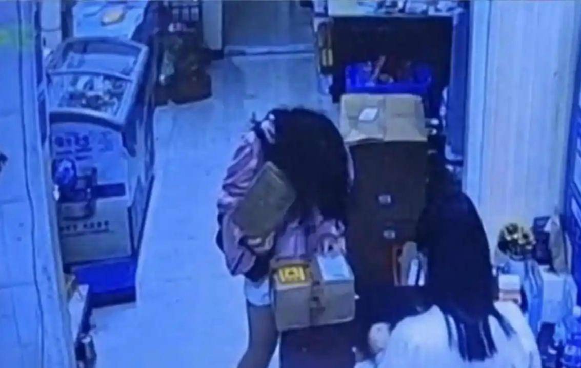 20岁姑娘把(bǎ)家偷成仓库?偷快递谋生(shēng)的背后,藏(cáng)着更扎心的现实