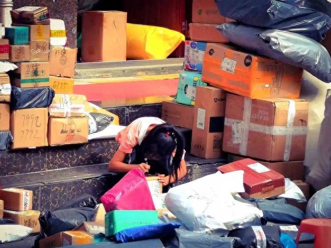 20岁姑娘把(bǎ)家偷成仓库?偷快递谋生(shēng)的背后,藏(cáng)着更扎心的现实